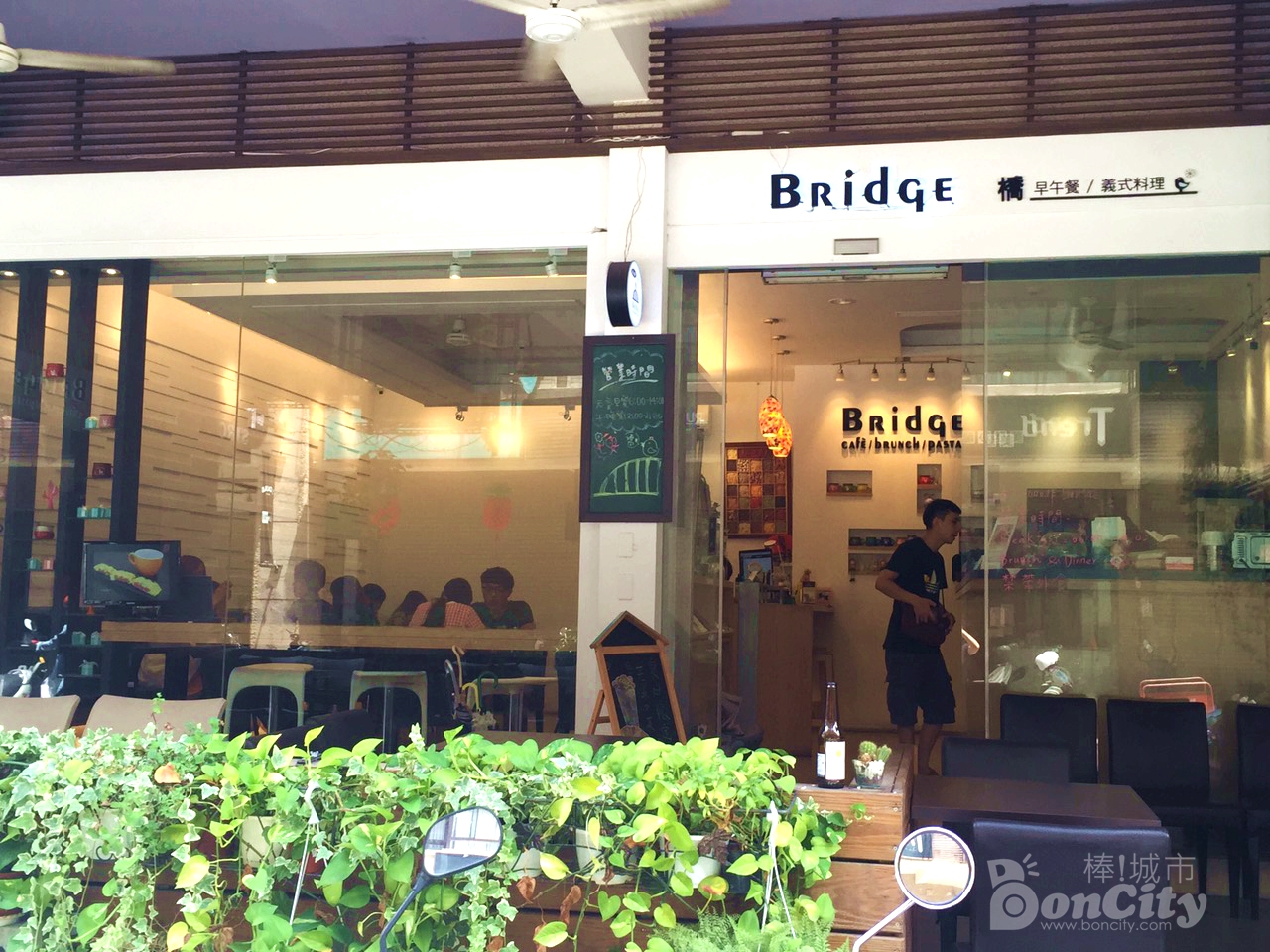 《學區早午餐 Brunch》橋。咖啡 Bridge Cafe